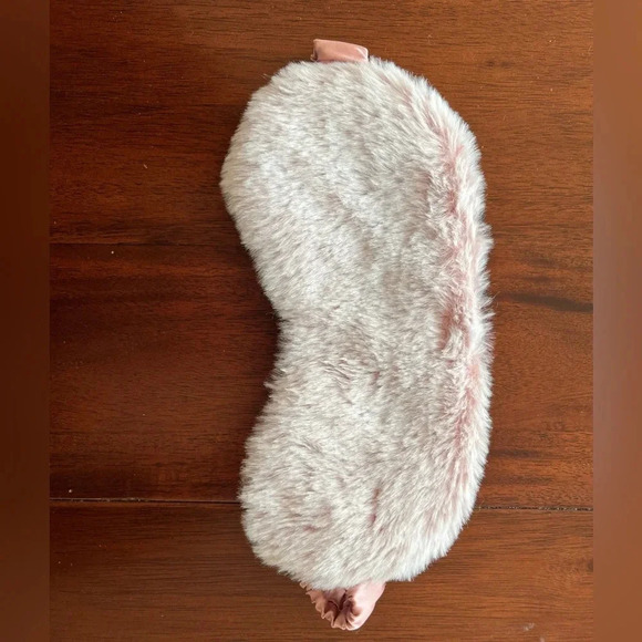 Light pink faux fur eye mask with beads inside - Picture 6 of 6